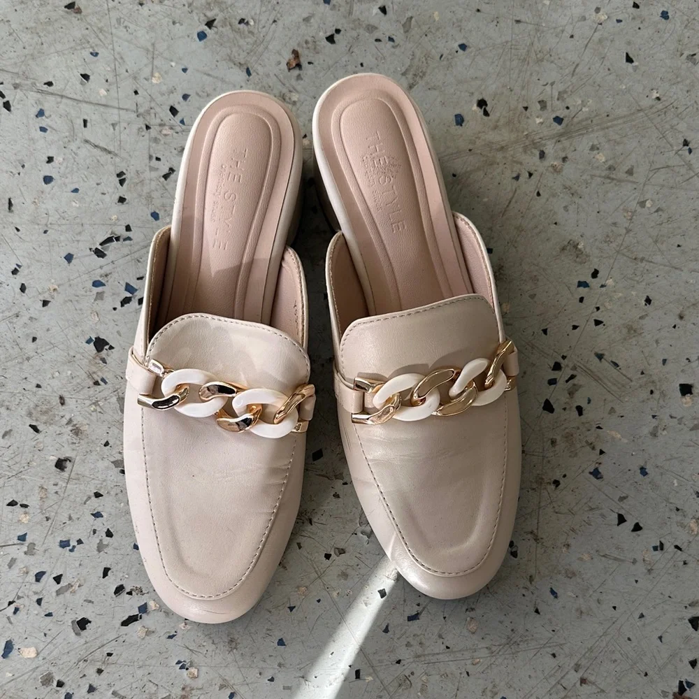 Elegant Nude Mules with Gold and Cream Chain - Picture 2 of 6